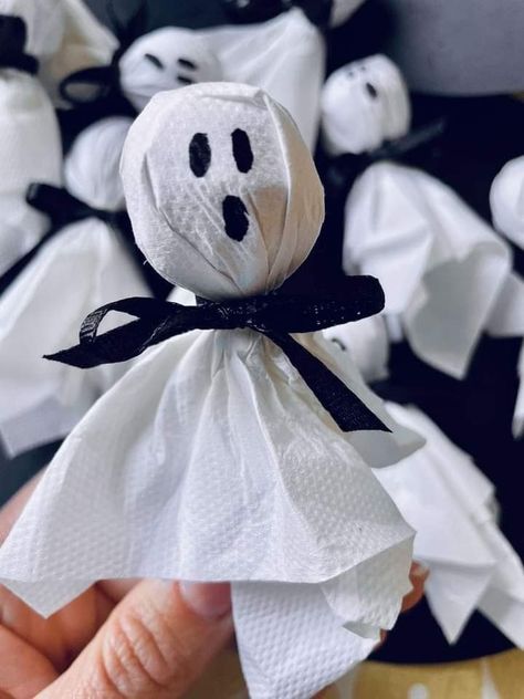 Decoracion Hallowen Ideas, Halloween Crafts Diy Projects, Spooky Diy Halloween Decor, Dekorasi Halloween, Fiesta Halloween, Spooky Diy, Halloween Fest, Homemade Halloween Decorations, Halloween Cards Handmade