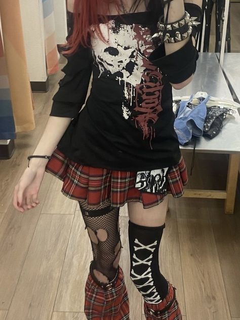 Punk Clothing Women, Punk Scene Aesthetic, Alternative Red Outfits, Alternative Punk Fashion, Emo Style Girl, Alt Fit Ideas, Alternative Fashion Aesthetic, Grunge Harajuku Fashion, Punk Core Aesthetic