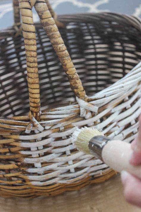 Revive old and thrift store baskets with this easy paint technique. Great way to give them a beautiful "French Antique" look! Painting Baskets Diy, Repurposed Baskets, Basket Redo, Wicker Basket Diy, Paint Wicker Basket, Painting Baskets, Small Baskets, Basket Makeover, Painted Baskets