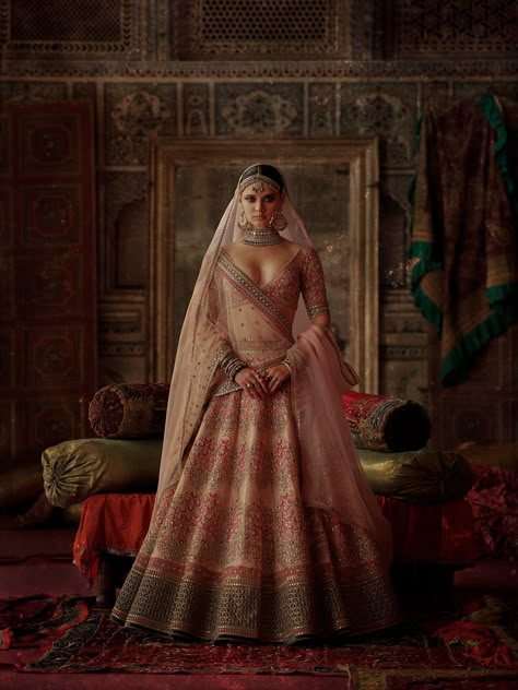 भारतीय दुल्हन संबंधी, डिजाइनर कपड़े, Sabyasachi Bridal, Baju Kahwin, Sabyasachi Lehenga, Latest Bridal Lehenga, Yellow Embroidery, Wedding Lehenga Designs, Indian Bride Outfits