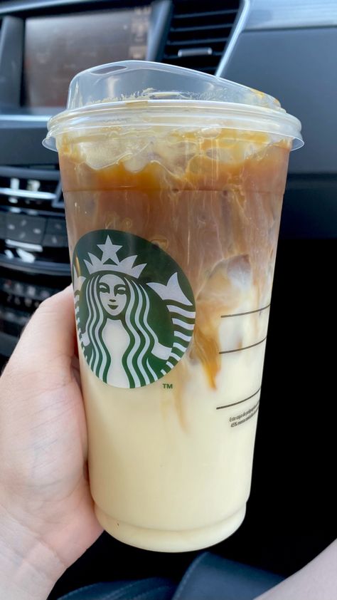 Iced Caramel Macchiato Starbucks, Iced Coffee Frappe, Starbucks Asthetic, Caramel Macchiato Starbucks, Caramel Drinks, Food Core, Iced Caramel Macchiato, Coffee Frappe, Starbucks Latte