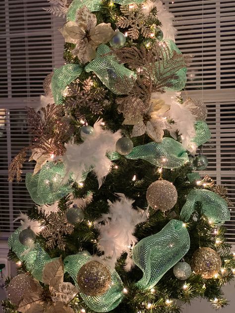 Mint Green Tree Decorations, Mint Green And Gold Christmas Tree, Christmas Tree Mint Green, Mint Christmas Tree Decorations, Mint Green Christmas Tree Decorations, Mint Green Christmas Decor, Green And Champagne Christmas Tree, Mint Christmas Decor, Mint Green Christmas Tree