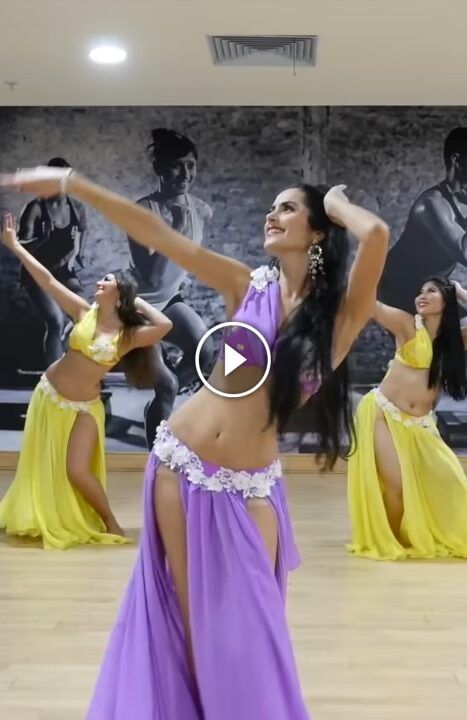 Belly Dancing Videos, Hoco Hair Ideas Straight, Belly Dance Dress, Bachata Dance, Be Flexible, Belly Dance Outfit, Hoco Hair Ideas Down, Penteado Cabelo Curto, Hoco Hair Ideas