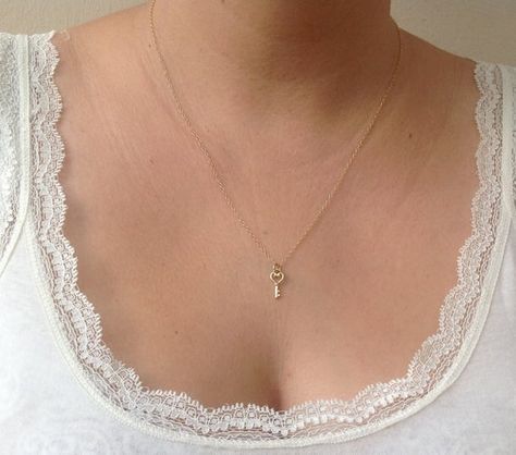 Minimalist Accessories Jewellery, Tiny Gold Necklace, Simple Heart Necklace, Necklace Tattoo, Tiny Necklace, Pretty Jewelry Necklaces, Gold Jewelry Simple Necklace, Key Pendant Necklace, Gold Necklace Simple