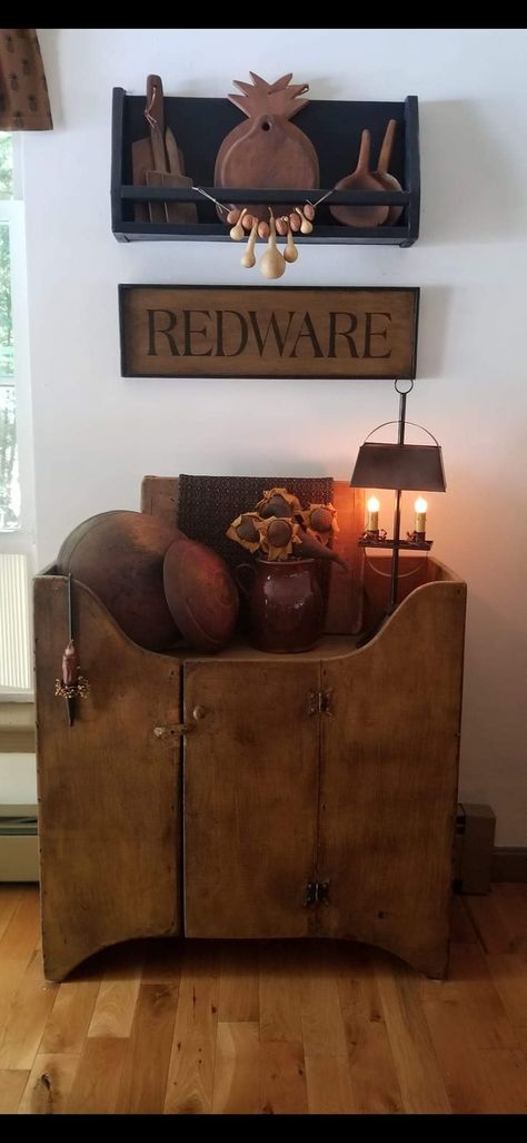 Primitive Living Room Ideas, Primitive Bathroom Ideas, Country Cabinets, Colonial Primitive Decor, Colonial Living Room, Primitive Home Decorating, Shelf Decorating, Colonial Decorating, Primitive Dining Rooms