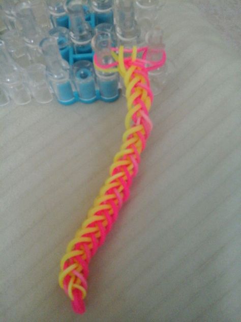 Loom Band Bracelets Step By Step, Rainbow Loom Bracelet Ideas Easy, Beaded Rainbow Loom Bracelets, Rubber Band Loom Tutorial, Loom Bracelet Patterns Rubber Band Easy, Easy Rainbow Loom Patterns, Two Peg Rainbow Loom Bracelets, Rubber Band Loom Patterns, Rainbow Loom Tutorials Step By Step Easy