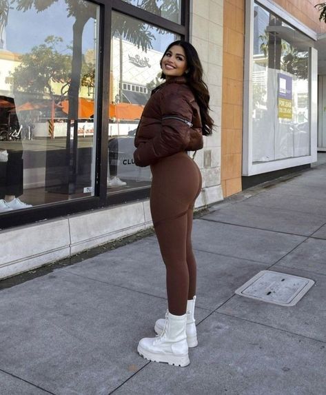 Brown Gym Outfit, Style Leggings Casual, Cool Outfits For Women, Brown Leggings Outfit, Gym Leggings Outfit, Outfits Winter Aesthetic, Winter Outfits Casual Leggings, Day Out Outfit, Workout Leggings Outfit