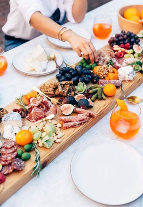 Cheese & Meat board. God Mat, בר מצווה, Snacks Für Party, Idee Pasto Sano, Cheese Platters, Food Presentation, Wedding Food, Finger Food, Appetizer Snacks