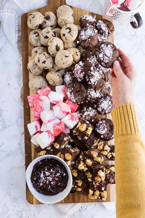 Elevate your yearly cookie platter game with an epic Christmas cookie board! Get the best Christmas cookie recipes, Christmas party ideas, entertaining tips, Christmas cocktails and more from entertaining blog @cydconverse Christmas Cookie Board, Small Backyard Wedding Ideas, Backyard Wedding Food, Best Christmas Cookie Recipes, Platter Display, Cookie Board, Backyard Wedding Ideas, Snack Stand, Best Christmas Cookie Recipe