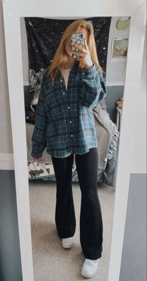 Flared Leggings Outfit Flannel, Flannel Outfits With Flare Leggings, Flare Leggings And Flannel Outfit, Dressy Casual Outfits For Work, Cute Winter Fits Casual, Flannel With Flare Leggings, Outfit Inspo With Flare Leggings, Teacher Flannel Outfit, Casual Winter Outfits With Leggings