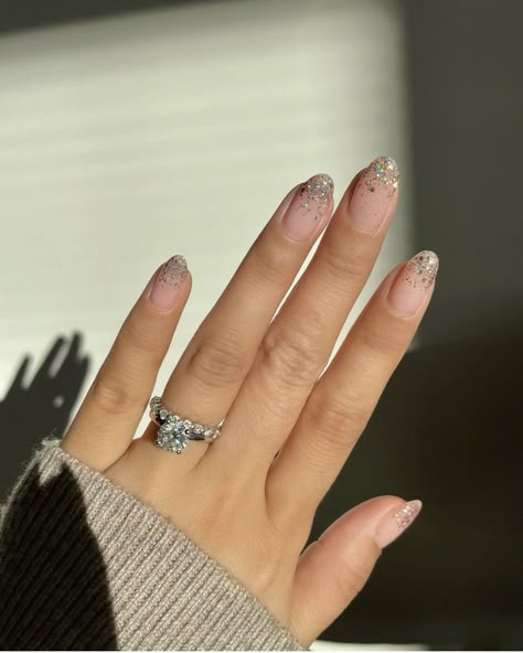 White Sparkly Nails, Nail Designs For Christmas, Sparkly Nail Designs, Nye Nails, Engagement Nails, Bridesmaids Nails, Glittery Nails, Gold Glitter Nails, Ombre Nails Glitter