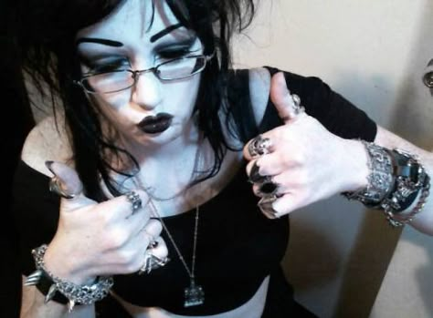 Evil Woman Aesthetic, Goth Librarian, Gothic Poses, Gothic Fits, Goth Stuff, Goth Subculture, 90s Goth, Kei Visual, Trad Goth