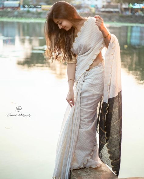 Athmika Sumithran, Poses In Saree, Traditional Poses, Saree Shoot, Saree Pose, Saree Photos, Set Saree, Saree Poses, Indian Fashion Saree