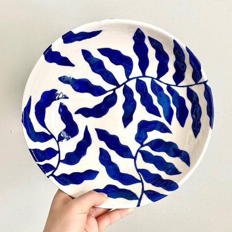 @ceramics.lovers shared a photo on Instagram: “Blue ceramic bowl 💙 made by @birdstone_ceramics” • Feb 8, 2021 at 4:27pm UTC Botanical Ceramics, Ceramic Cafe, Ceramic Serving Bowl, Painted Ceramic Plates, Pottery Lessons, Diy Pottery Painting, Beginner Pottery, Hand Painted Bowls, Handmade Plates