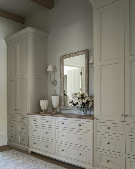 Built In Dresser In Bedroom, Closet And Dresser, Built In Bedroom Cabinets, Zen Bedroom Ideas, Design Ložnic, Bedroom Built Ins, Rental Home Decor, Modern Kitchen Storage, Bedroom Built In Wardrobe