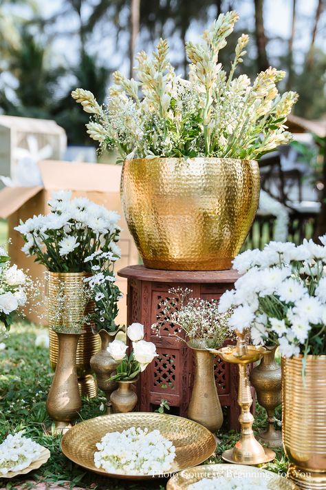 Wedding Decor Earthy, Modern Diwali Decor, Kerala Wedding Decor, Centrepieces For Weddings, Kerala Decor, Traditional Indian Decor, Indian Floral Decor, Shaadi Decor, Ambience Decor