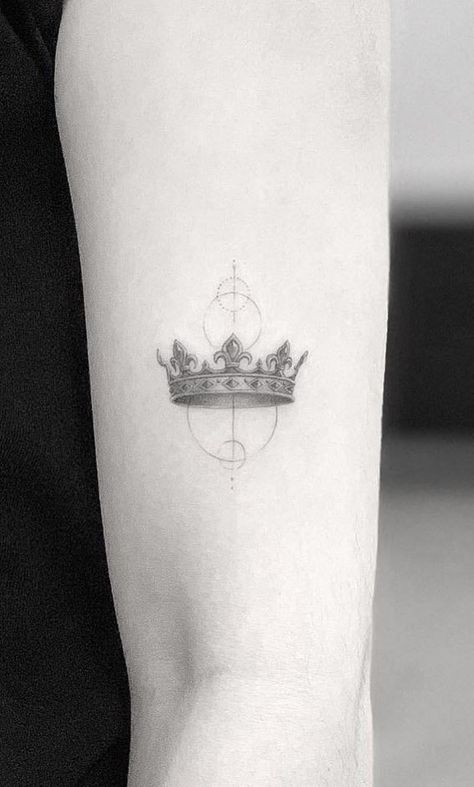 Tattoo New York, King Crown Tattoo, Dragon Link, Crown Tattoos For Women, Small Crown Tattoo, Anatomical Tattoos, Anniversary Tattoo, Tattoo New, Tato Minimal