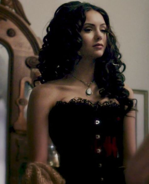 Vampire Diaries Costume, Katherine Pierce Outfits, Vampire Diaries Outfits, Katerina Petrova, Vampire Diaries Wallpaper, Vampire Costume, Halloween Vampire, Katherine Pierce, روتين العناية بالبشرة