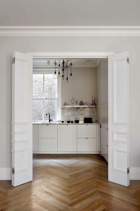 Beaufort Mansion in Chelsea, London / extrArchitecture London Mansion, Closet Door Makeover, Life In London, Victorian Townhouse, London Living, Living Room Door, London Interior, Small Apartment Design, Slippers Boots