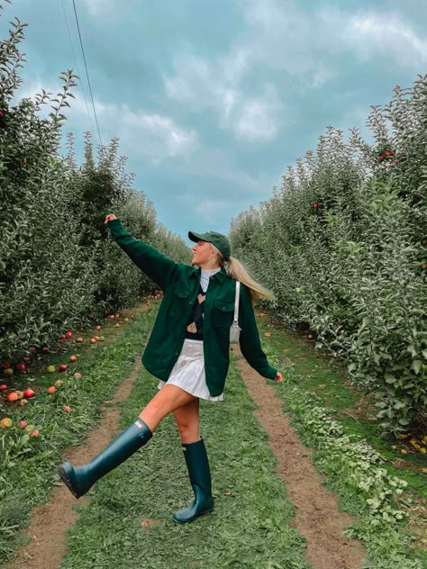 Farm Picking Outfit, Fall Outfits Picnic, Picking Apples Outfit, Apple Farm Outfit Fall, Cute Apple Picking Photos, Apple Orchard Poses, Apple Hill Photoshoot, Apple Orchard Photoshoot Outfit, Apple Picking Photoshoot Friends