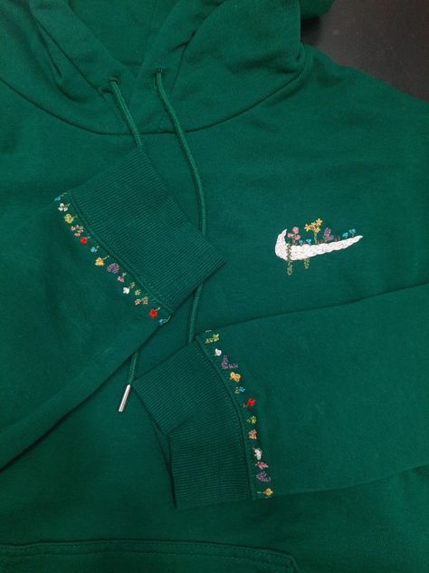 Hand Embroidery On Hoodie, Hand Embroidery Hoodie, Embroidered Hoodie Ideas, Nike Hoodie Embroidery, Trendy Long Sleeve Embroidered Hoodie, Embroidered Fleece Hoodie, Embroidered Hoodie For Spring Streetwear, Embroidered Long Sleeve Trendy Hoodie, Embroidery Hoodie Diy