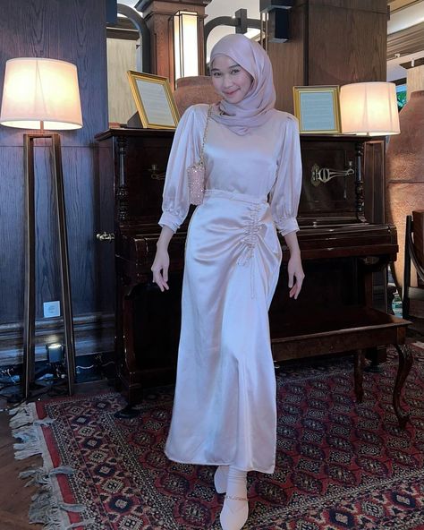 Satin Dress Hijab, Bridesmaid Dresses Hijab, Long Sleeve Boho Maxi Dress, Braidsmaid Dresses, Kebaya Modern Dress, Model Gamis, Hijab Wedding, Simple Bridesmaid Dresses, Style Hijab