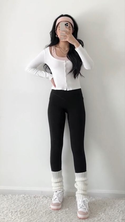 Kawaii Outfit Inspo Winter, Cute Workout Outfits Winter, Aesthetic Sports Outfit, Coquette Gym Outfit, Ballet Core Outfits Casual, Blogilates Clothes, Workout Outfit Winter, Girly Workout Outfits, Cute Pilates Outfit