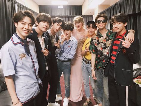 Taylor Swift with BTS 💕 My boys are so good! Taylor Swift Fotos, Ken Jeong, Bts 2018, Bts Billboard, Bts Group Photos, Logan Paul, Chainsmokers, Billboard Music, K Fashion