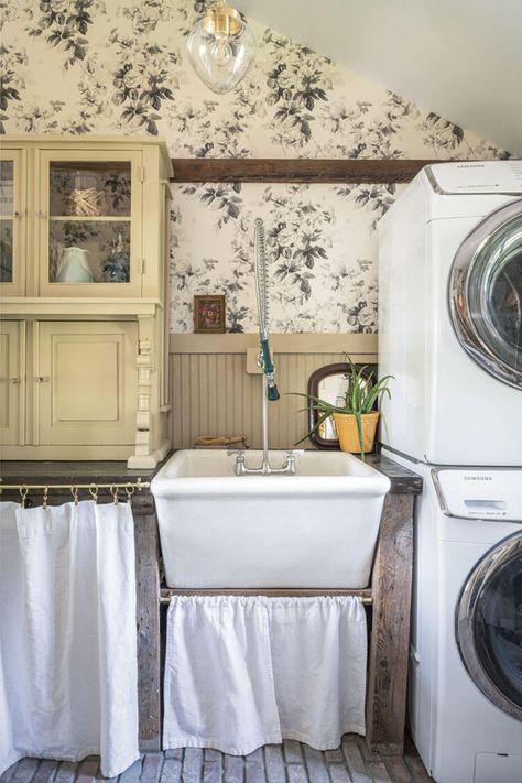 Old Style Laundry Room, Farmhouse Floral Wallpaper, Vintage Wallpaper Laundry Room, Farm Laundry Room, Small Cottage Laundry Room, Old Farmhouse Laundry Room, Laundry Room French Country, Antique Laundry Room Decor, Country Cottage Laundry Room