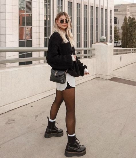 Black tights and white socks #Black #tights #and #white #socks #blacktightsandwhitesocks Josi Pellicano, Outfit Botas, Pedestrian Bridge, Casual Styles, Looks Street Style, Mode Inspo, Looks Chic, Autumn Outfit, Outfit Inspo Fall