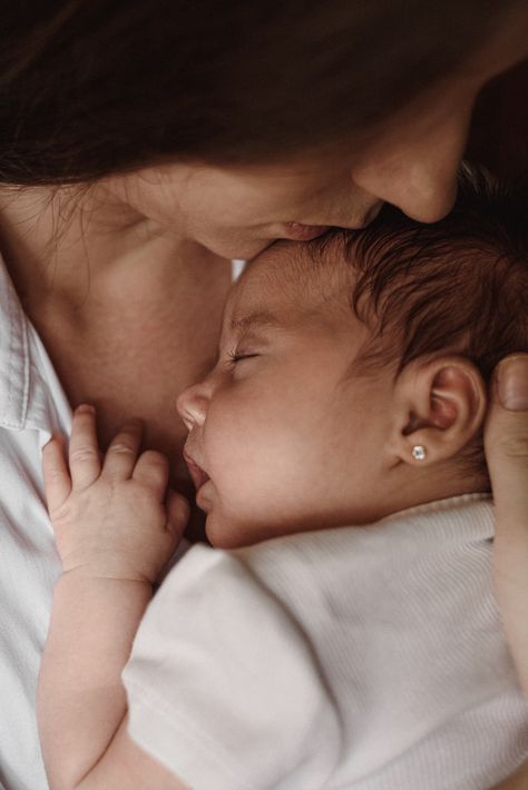 Ensaio de acompanhamento de bebe de um mês na casa da familia em Blumenau, Santa Catarina New Borned Baby, Photos With Newborn, Newborn Family Pictures, Foto Newborn, Foto Baby, Mom Son, Newborn Shoot, Newborn Lifestyle, Newborn Baby Photography