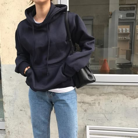 casual fall outfit black hoodie jeans Black Hoodie Outfit, Minimalist Moda, Hoodie Outfit, Mode Inspo, Winter Mode, 가을 패션, Jeans Boyfriend, Mode Inspiration, Jean Outfits