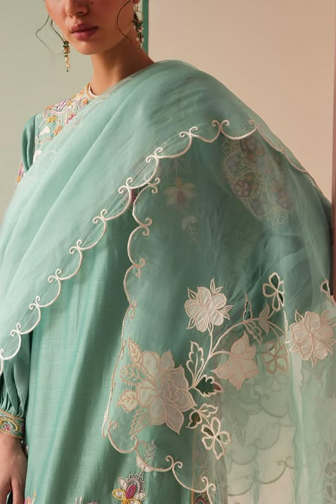 Buy Chandrima Green Silk Organza Mughal Bloom Applique And Cut Work Dupatta Online | Aza Fashions Duppattas Designs Ideas, Dupatta Designs, Dupatta Design, Embroidery Fashion Detail, Flower Machine Embroidery Designs, Machine Work, Beautiful Dress Designs, Embroidery Suits Design, Boutique Dress Designs