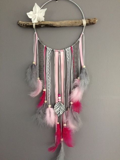 Boho dreamcatcher with driftwood Atrapasueños Diy, Dreamcatcher Diy, Diy Tumblr, Dream Catcher Craft, Diy Bebe, Old Pink, Dream Catcher Diy, Feather Flower, Baby Diy