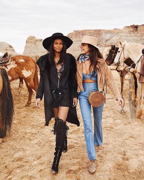 The 15 Freshest Ways to Wear a Bandana, According to Instagram via @WhoWhatWearUK Ways To Wear A Bandana, Bandana Outfit, Cowgirl Style Outfits, Modern Cowgirl, Look Festival, Fest Outfits, Wilde Westen, Looks Country, Western Style Outfits