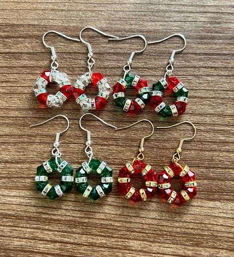 Christmas Bead Earrings Diy, Christmas Earrings Ideas, Beaded Holiday Earrings, Snow Globe Earrings, Beaded Jewelry Christmas, Christmas Earrings To Make, Christmas Handmade Jewelry, Christmas Jewellery Ideas, Beaded Christmas Earrings Diy