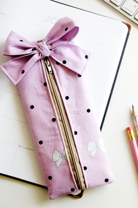 Diy Pencil Pouch, Pencil Pouch Diy, Pochette Diy, Bow Diy, Diy Back To School, Diy Pencil, Pouch Diy, Beginner Sewing Projects Easy, Pola Sulam