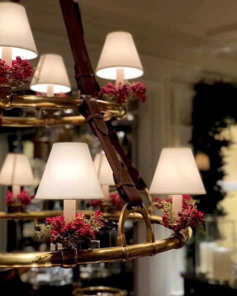 Ralph Lauren Home no Instagram: “The equestrian-inspired Westbury chandelier, complete with holiday trim, captured by @MiguelFloresVianna.”