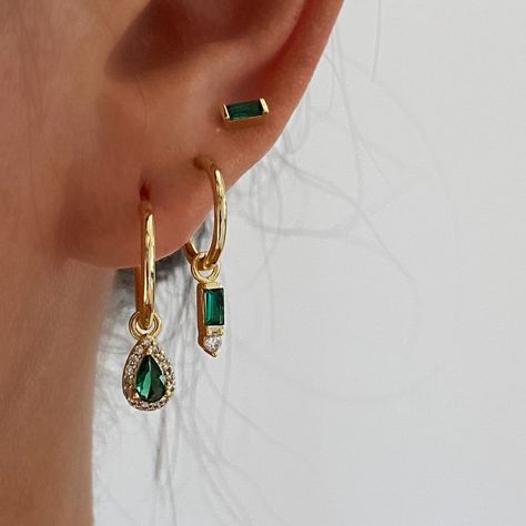 Earrings Aesthetic Green, Bridal Stacked Earrings, Emerald Green And Gold Earrings, Earring Sets Gold, Green And Silver Earring Stack, Green Ear Stack, Silver And Green Earrings, Green And Gold Earring Stack, Green And Gold Jewelry Aesthetic