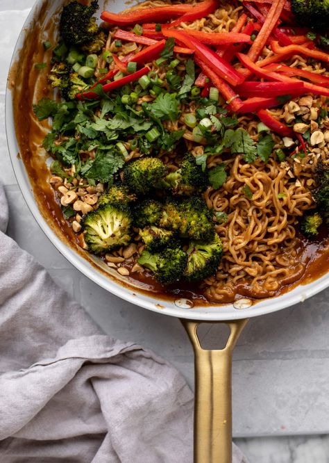 Peanut Butter Ramen, Peanut Noodles, Weeknight Dinner Recipe, Roasted Broccoli, Yummy Lunches, How Sweet Eats, Red Pepper, Red Peppers, Easy Dinner Recipes