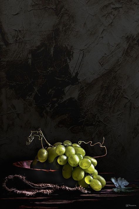 White Grapes, Dark Food Photography, Still Life Pictures, Recipe Drawing, Fruits Photos, Dessert Photography, Food Photography Inspiration, Fruit Photography, Summer Painting