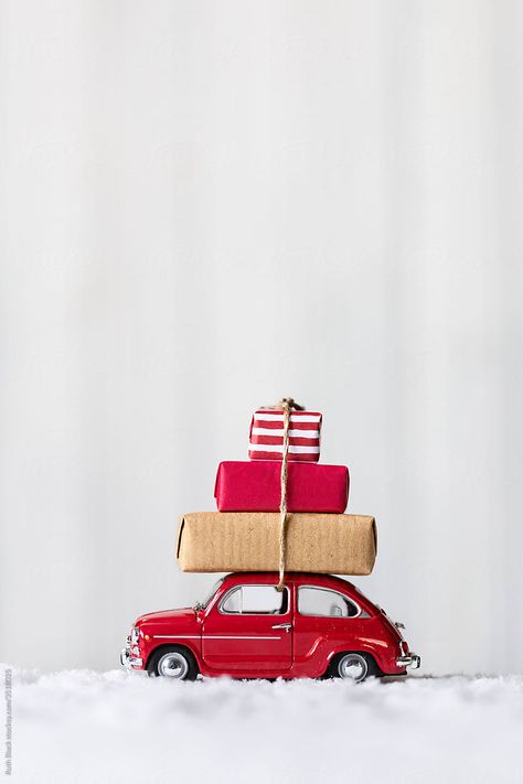 Ideas Decoracion Navidad, Gift Wrapping Inspiration, Christmas Car, Creative Gift Wrapping, Diy Gift Box, Christmas Ornament Crafts, Red Car, Christmas Mood, Christmas Toys