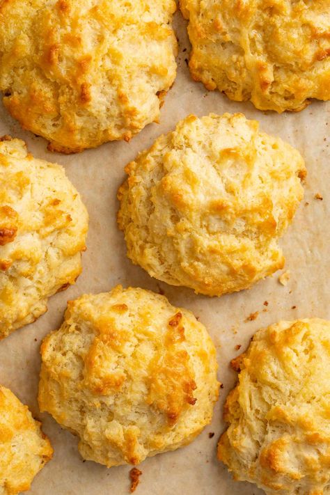 With just 30 minutes, six ingredients, and no mixer needed, drop biscuits are the quickest and easiest biscuits to make. This beginner-friendly recipe is easy to customize to make sweet or savory biscuits. Easiest Biscuits, Buttermilk Drop Biscuits, Quick Biscuits, Easy Drop Biscuits, Best Biscuits, Drop Biscuits Recipe, Homemade Biscuits Recipe, Easy Biscuit Recipe, Cheesy Biscuit