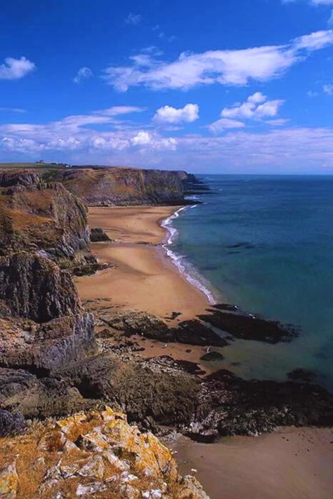 Add these extraordinary Welsh landscapes to your British summer bucket list! From Snowdonia's peaks to magical landdwyn Island and the serene Mawddach Estuary, Wales is a natural wonderland. Experience breathtaking scenery in one unforgettable summer adventure Wales Nature, Conwy Wales, Wales Culture, Wales Food, Wales Mountains, Wales Fashion, Welsh Castles, Aesthetic Views, Gower Peninsula