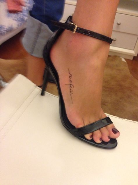 Foot Tattoo Placement, Foot Tattoo Designs, Classy Tattoos For Women, Cute Foot Tattoos, Small Foot Tattoos, Tattoos Cute, Tato Minimal, Stylish Tattoo, Foot Tattoos For Women