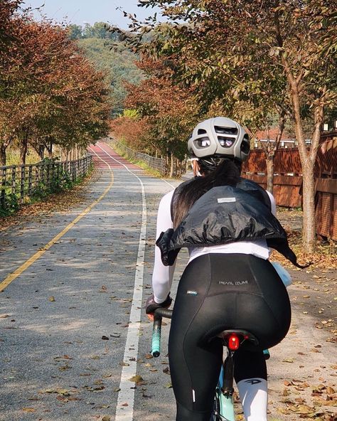 Woman Cycling Outfit, Bycicle Outfit, Bike Women Cycling, Woman Cycling, Bicycle Chic, Girls Glasses, Cycling Girl, Women Cyclists, Bike Woman