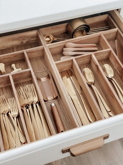 House Organisation, Kitchen Drawer Organization, Kitchen Organisation, Pantry Design, Kitchen Drawers, Drawer Organizers, Home Organisation, Cabinet Organization, Pantry Organization