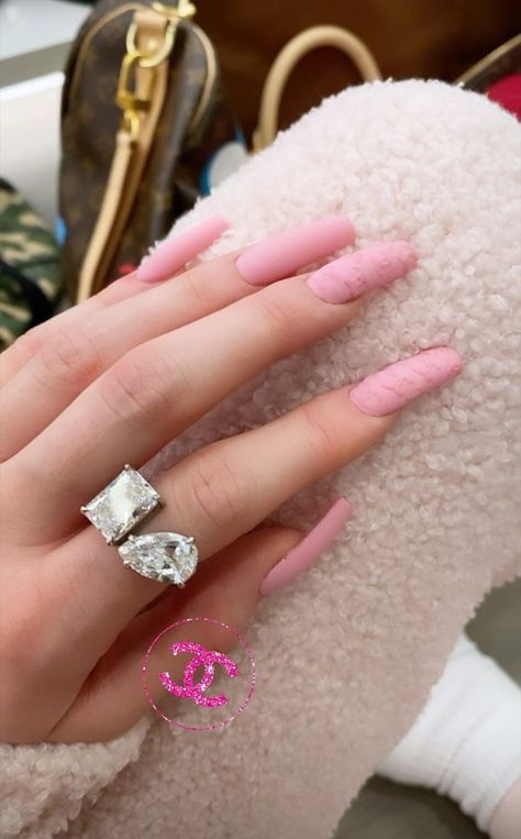 Kylie Jenner Jewelry, Kylie Jenner Rings, It Girl Nails, Kylie Jenner Blonde, Jenner Nails, Kylie And Kendall Jenner, Kylie Nails, Kylie And Kendall, Kylie Jenner Nails