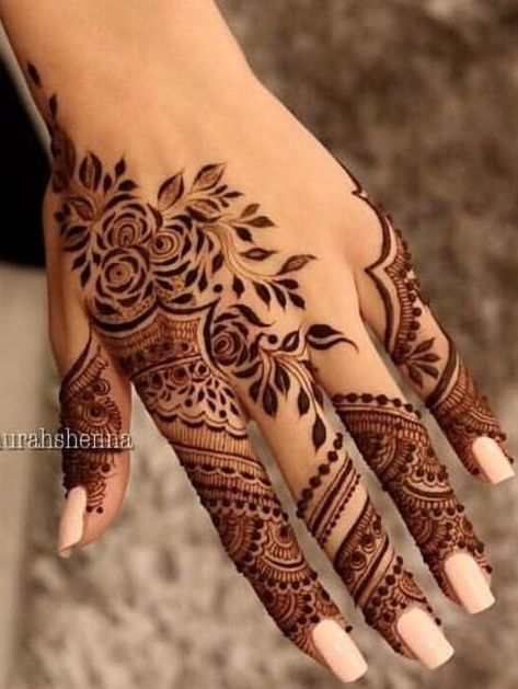 Front Henna Designs, Full Henna Designs, Modern Henna Design, Simple Mehandi Designs, New Henna Designs, Short Mehndi Design, Simple Mehandi, Back Hand Mehndi Design, Mehndi Outfit