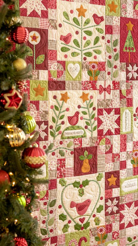 Quilting Projects Christmas, Applique Sewing Ideas, Xmas Quilt Patterns, Debbie Mumm Quilts Free Pattern, Christmas Applique Quilts, Pink Christmas Quilt, Free Christmas Quilt Blocks, Fig Tree Quilts, Christmas Quilts Patterns